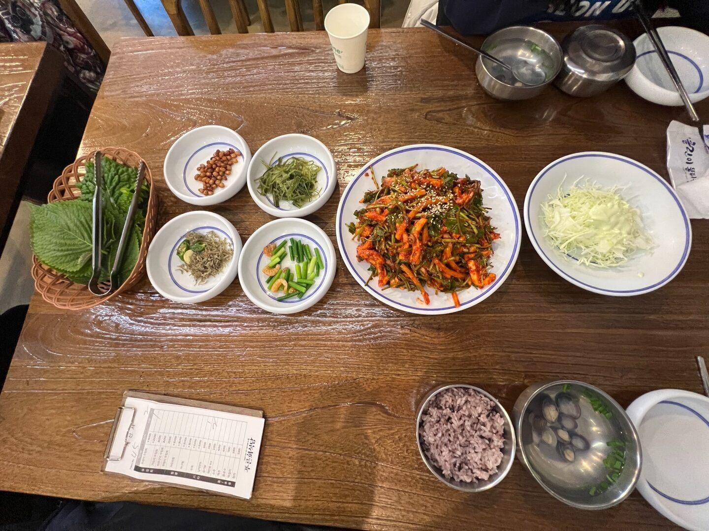 오징어 무침회와 밥·재첩국·기본찬이 차려진 한 상