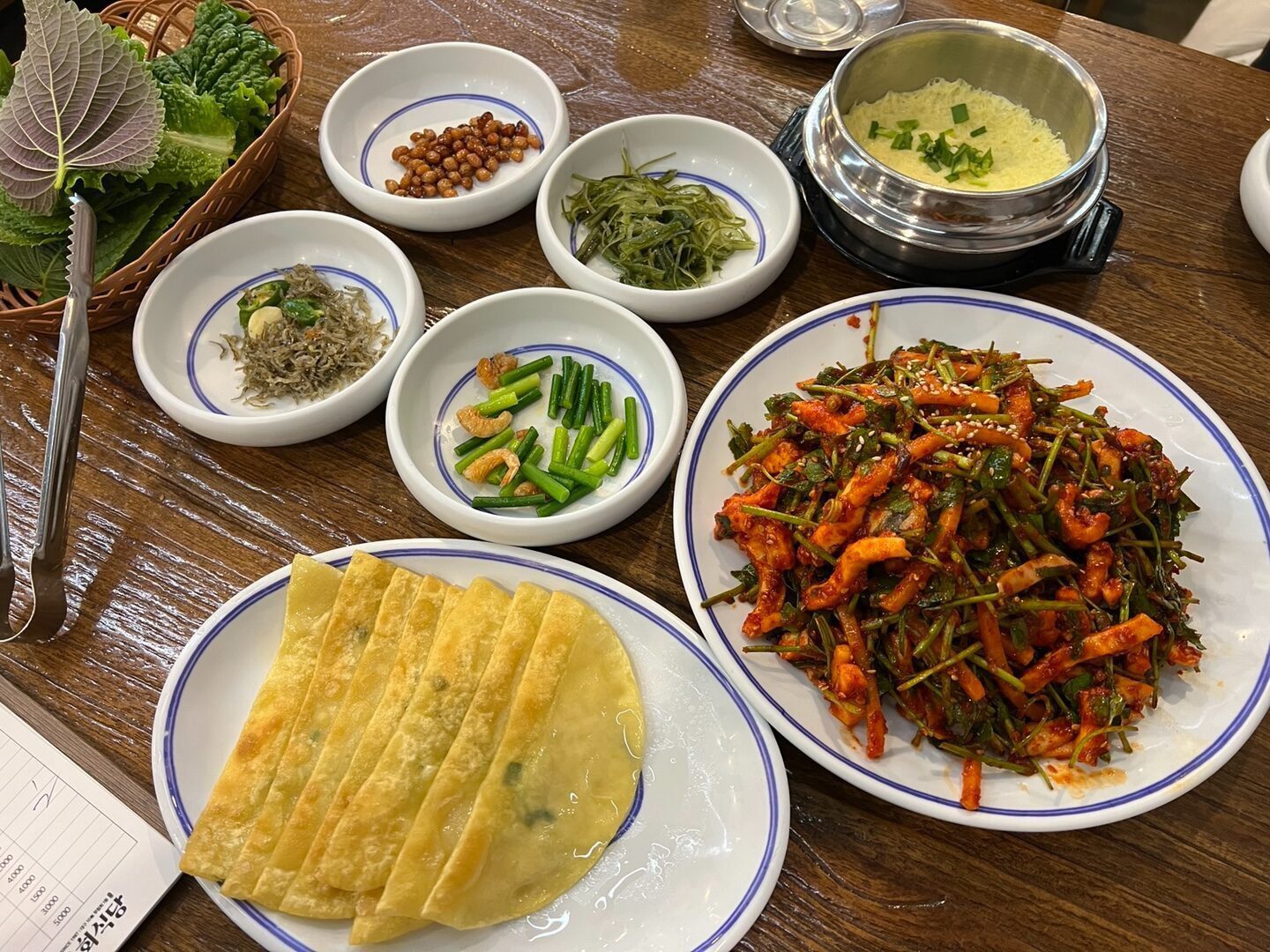 오징어 무침회 중과 납작만두·계란탕을 한눈에 본 전체 상차림