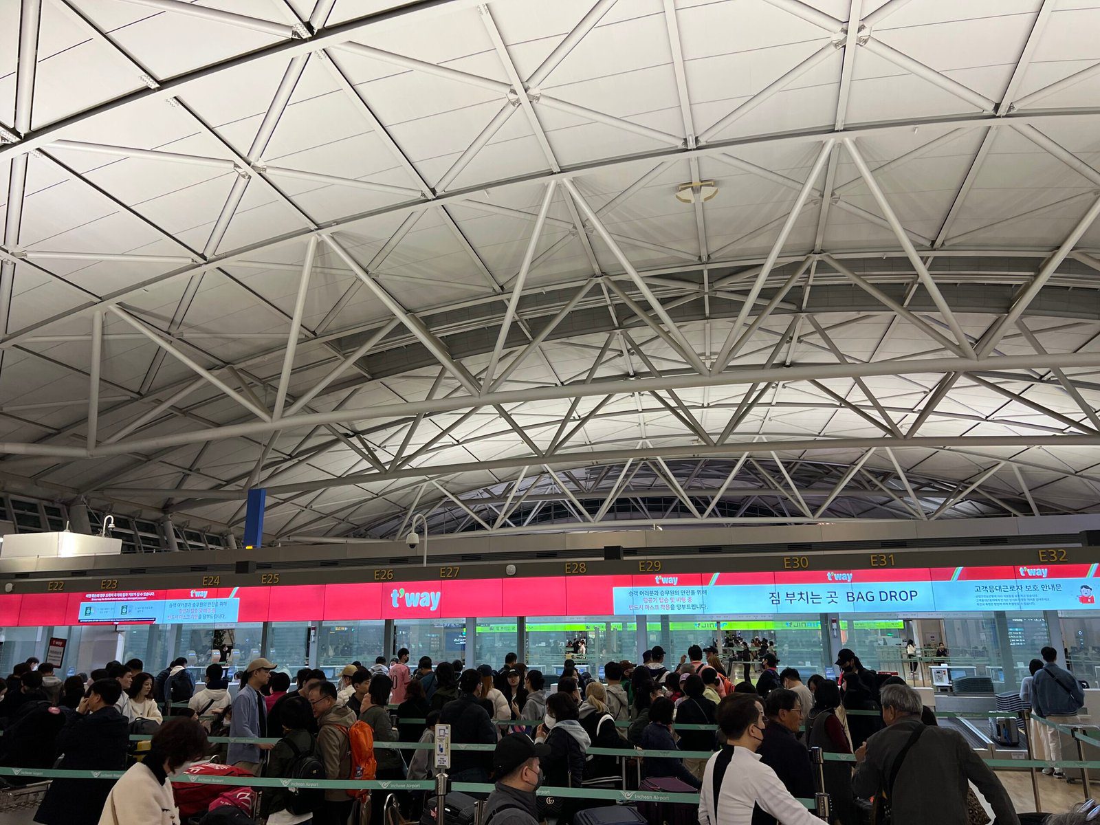 티웨이 체크인 및 탑승수속 오사카 간사이 공항 입국 티웨이 체크인 카운터