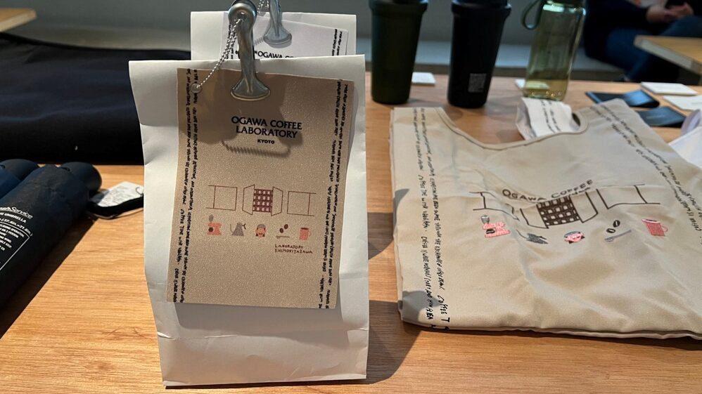커피 일러스트가 들어간 에코백과 소품