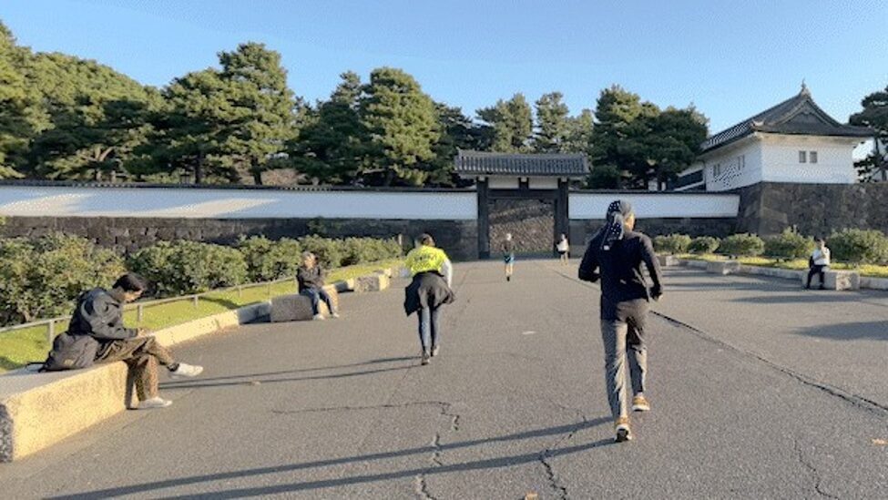 황거 외원 성문 앞을 달리는 러너들
