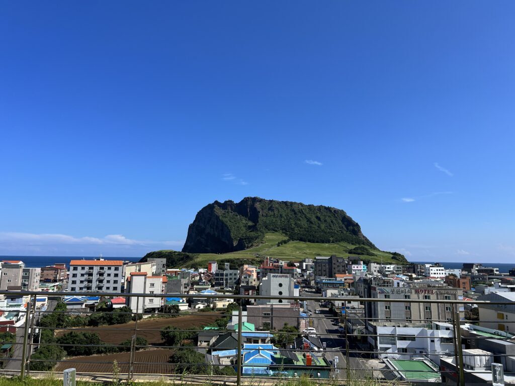제주도 성산 숙소 코업시티 호텔 성산 디럭스 트윈 오션뷰 코업시티 호텔 성산 루프탑에서 바라본 성산일출봉