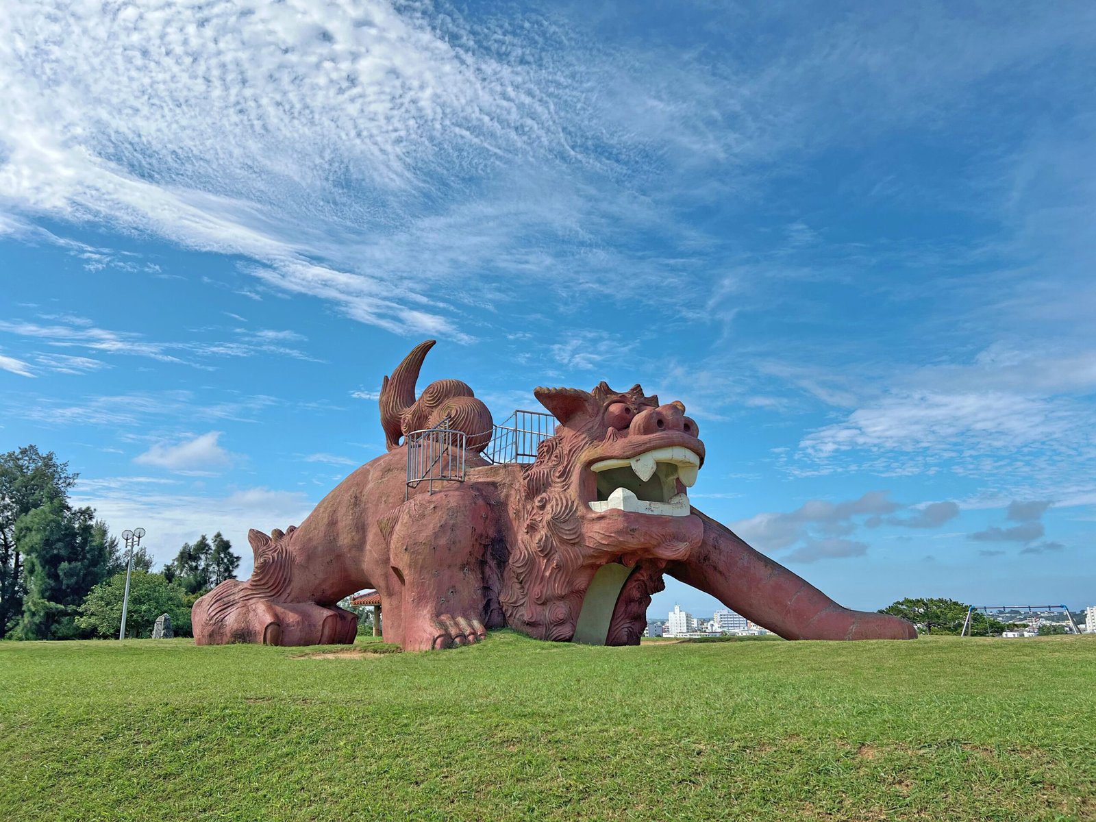 카마마미네 공원 시사 미끄럼틀 (カママ嶺公園のシーサーすべり台)